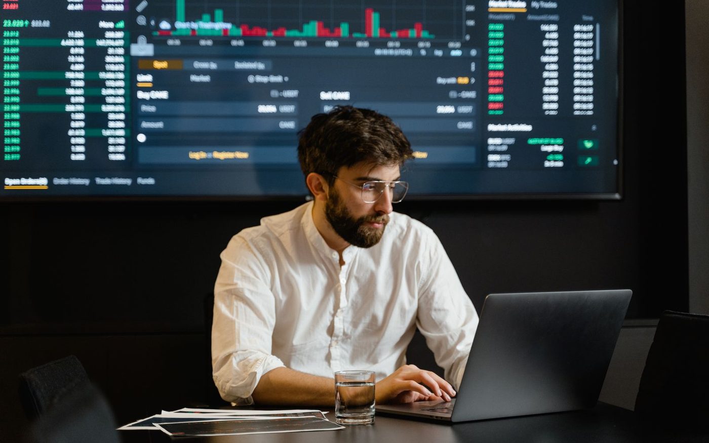 MetaTrader 4 terminal on a trading desk